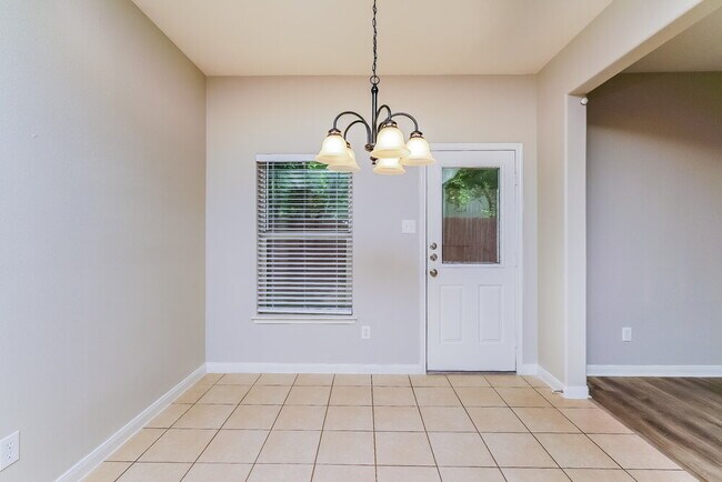 Building Photo - 1006 Primrose Dr