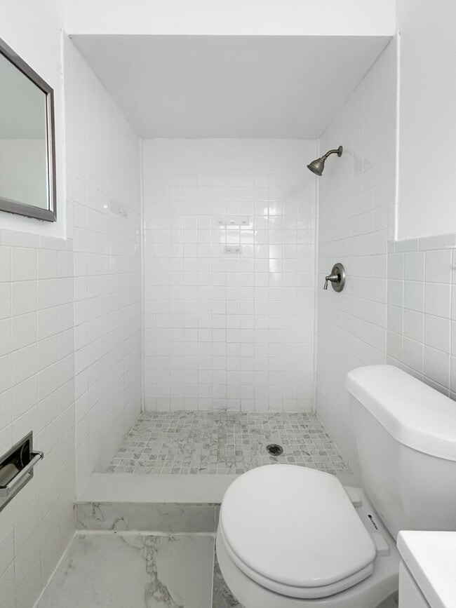 Building Photo - Beautifully Renovated 2BR/2BA with bonus room New Hurricane Windows + Backyard