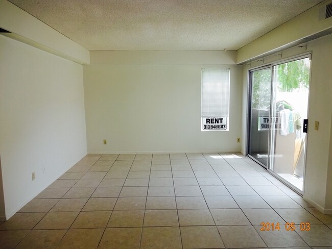 Building Photo - New Listing!