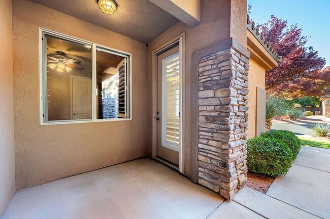 Building Photo - This beautiful Gem is ready for you to move into now.  Stunning views, spacious floor plan. Call ...