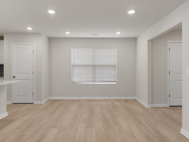 Building Photo - Modern 5BR Home with Quartz Kitchen & Open...