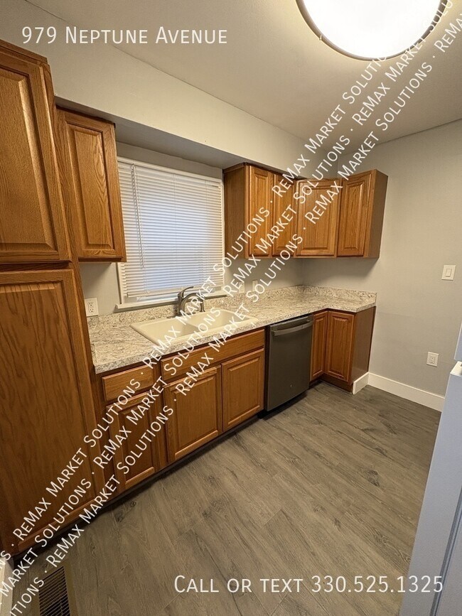 Building Photo - 979 Neptune Ave