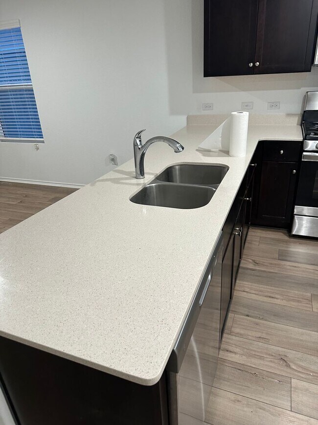 Building Photo - 3 bed 2 bath house with a fenced in backyard