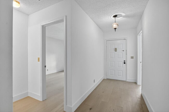 Building Photo - 708 Lago Rd