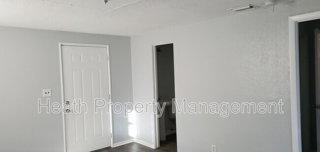 Building Photo - 1425 40th St S