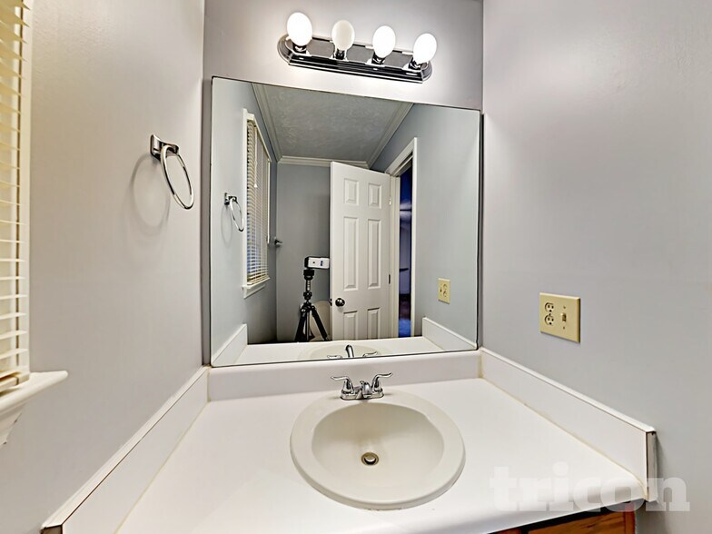 Building Photo - 5044 Rosemeade Ct