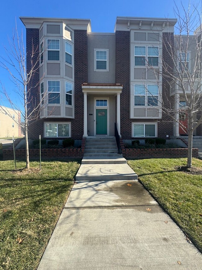 Building Photo - COMING SOON! Luxury 3BR 3.5BA Home w/ Deck + Garage in Kansas City