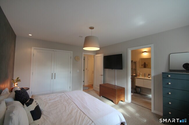 Building Photo - 83 Quinlan Ave