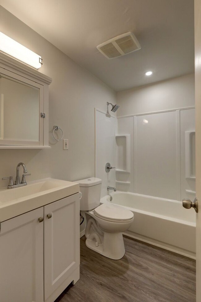 Building Photo - Classic Bellevue 3bd, 1.5ba Rambler Located in Perfect Enatai Location!