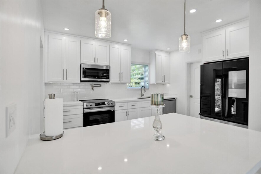 Building Photo - 12140 NE Miami Ct