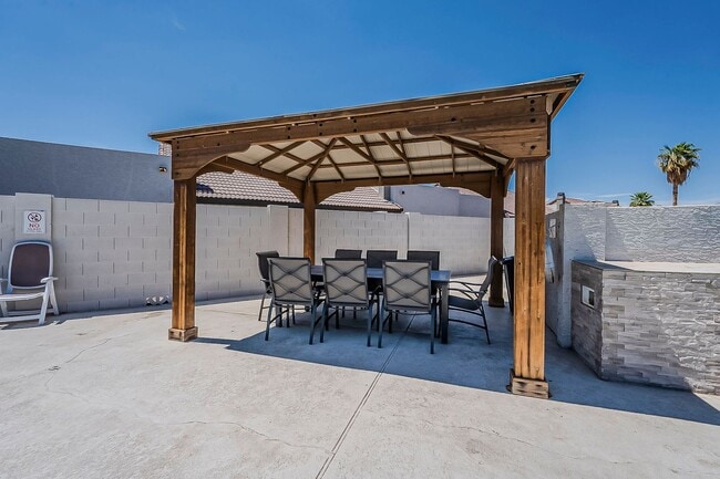 Building Photo - Remodeled 2bed/2ba Townhome - Ask about our Move-in Specials