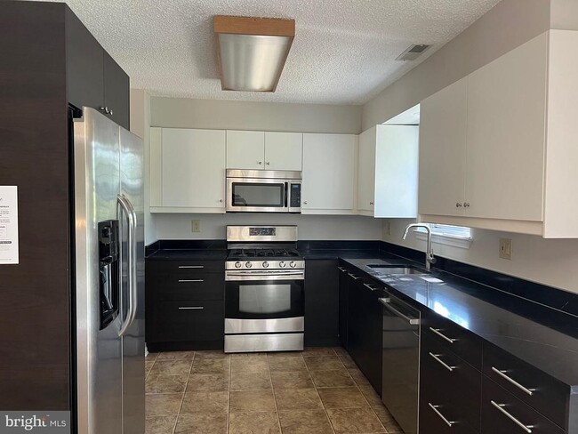 Building Photo - 53 E Shrewsbury Pl