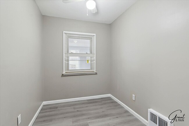 Building Photo - $1500 Large 3 bedroom home