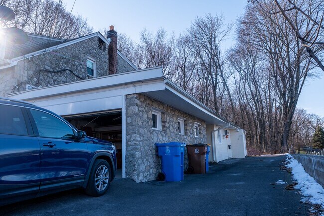 Building Photo - Spacious 1-Bedroom Apartment with Parking & Shared Yard - Midtown Kingston