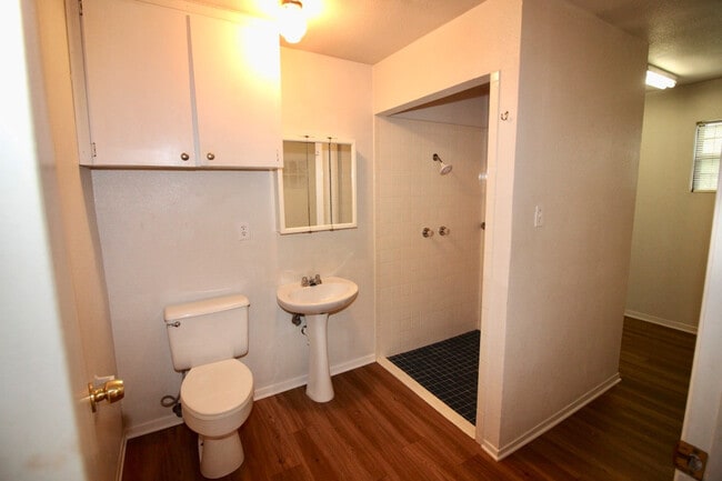 Building Photo - FOR LEASE! Cozy One Bedroom Home With Cent...