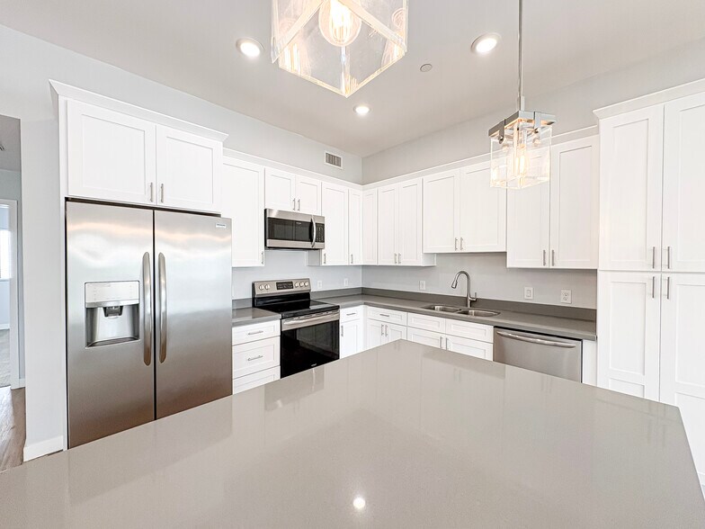 Building Photo - 1645 E Cheery Lynn Rd