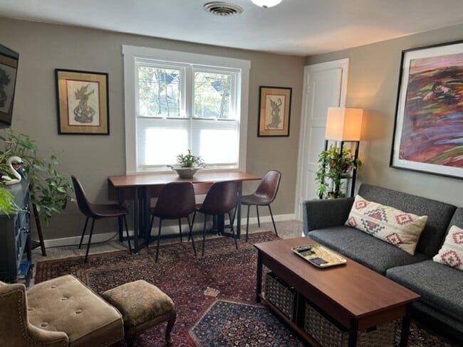 Building Photo - 208 N Lewis St