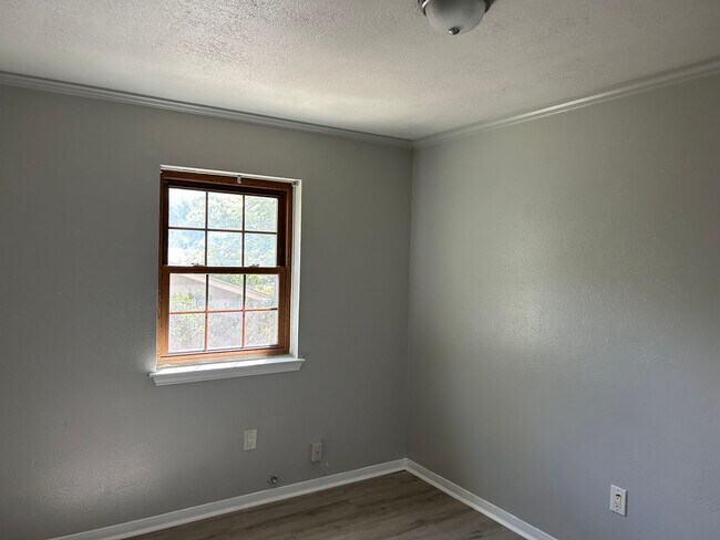 Building Photo - 919 Marilyn Dr