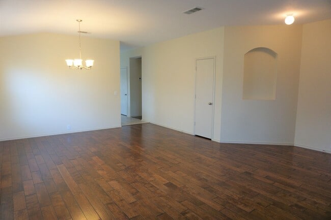 Building Photo - 2417 Hampton Dr