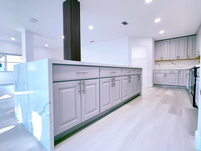 Building Photo - 549 Racquet Club Rd