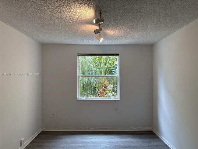 Building Photo - 17100 N Bay Rd