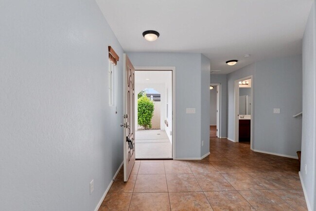 Building Photo - 2220 S Ponderosa Dr
