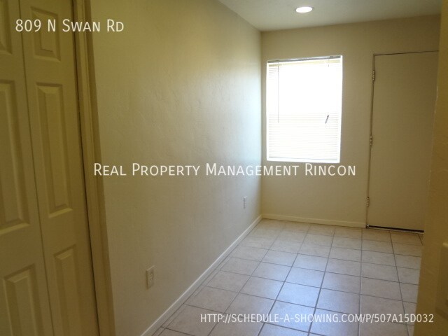 Building Photo - 809 N Swan Rd