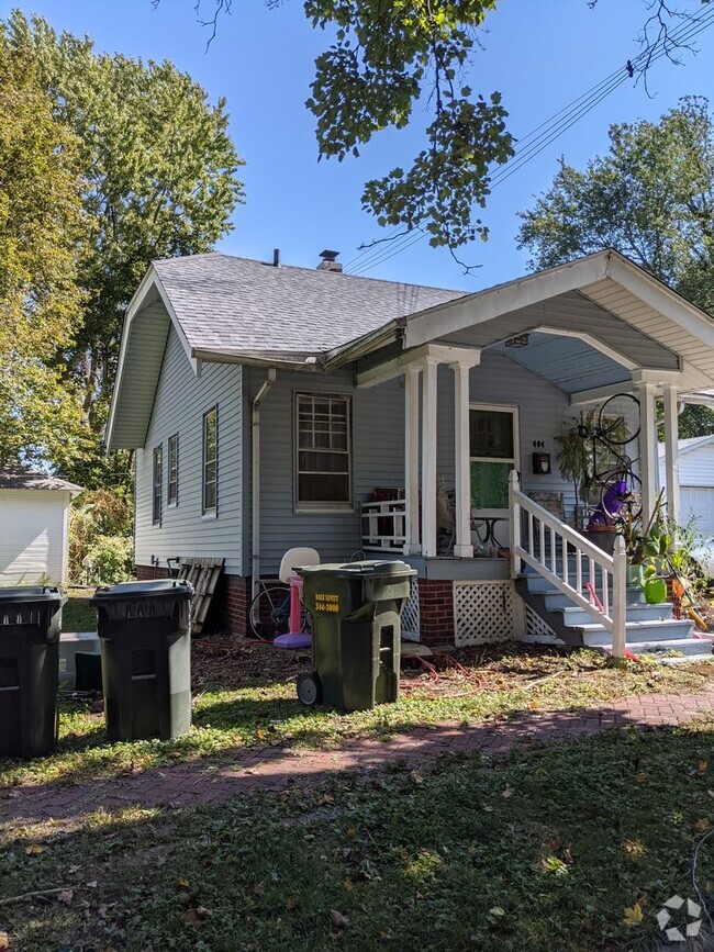 Building Photo - Charming 2-Bedroom House with Front Porch ...