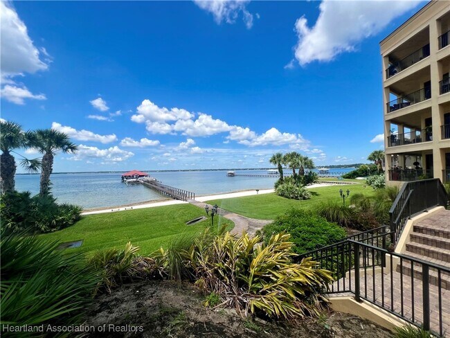 Building Photo - 2351 Lakeview Dr