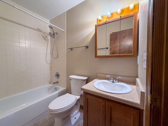 Building Photo - Well maintained 2 bedroom 1 bath duplex ~ lawn care, pest control & trash included!