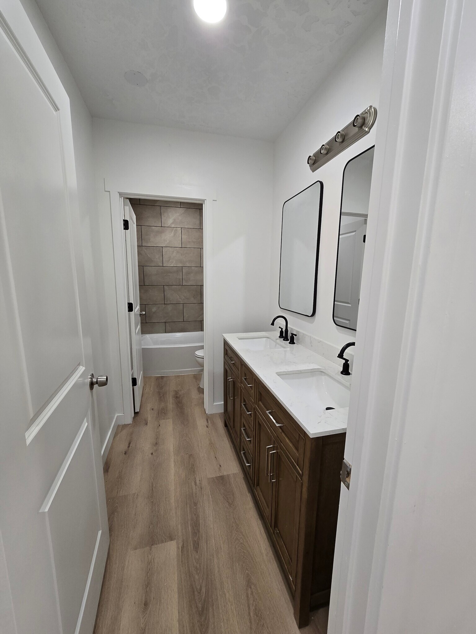 Building Photo - 844 W Fallow Dr