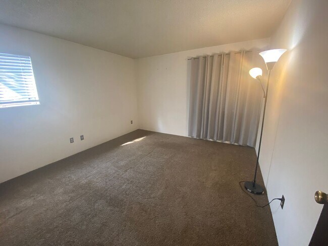 Building Photo - Beautiful 1 Bedroom Condo Across from Buck...