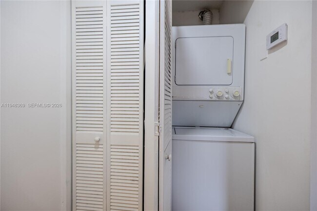 Building Photo - 8013 Lake Dr