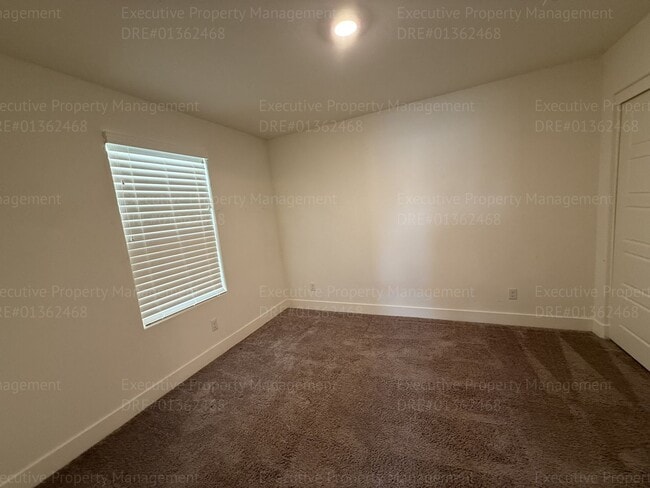 Building Photo - Spacious 4 bedroom/ 3 bathroom home