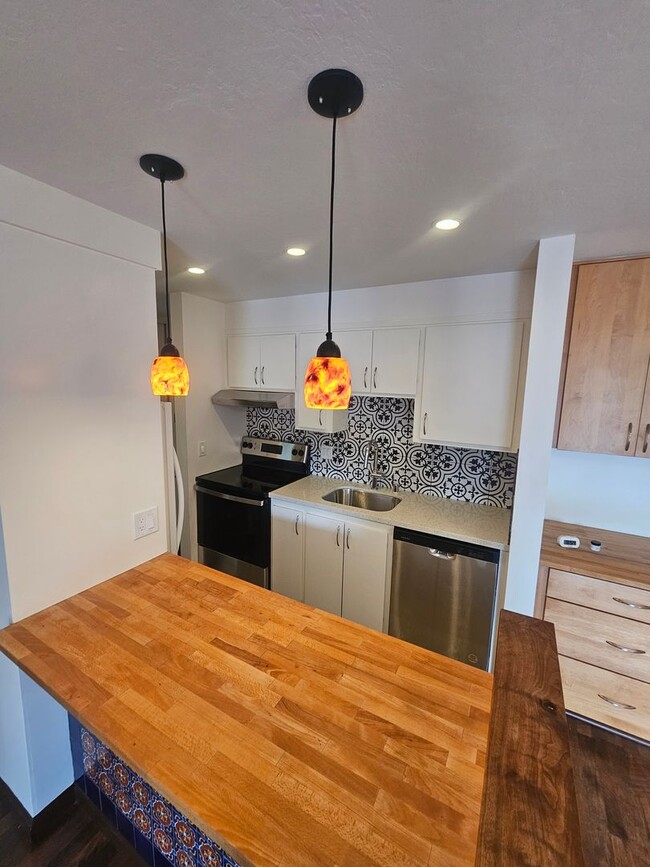Building Photo - Cozy 2 Bedroom Condo Looking Near Piedmont...