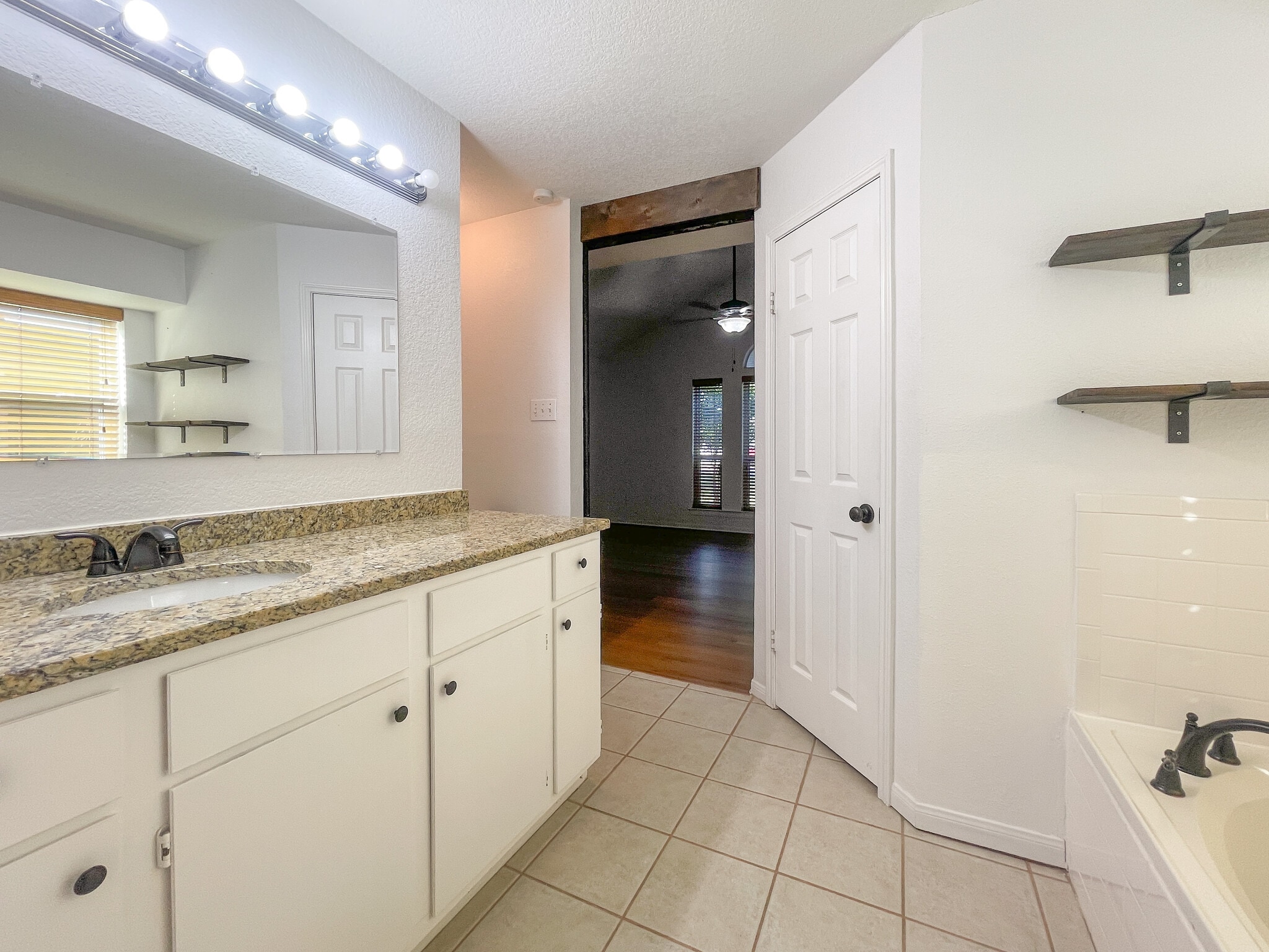 Building Photo - 14308 Chisolm Dr