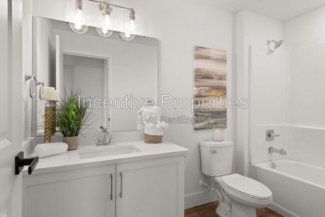 Building Photo - 558 S Grandview Ave