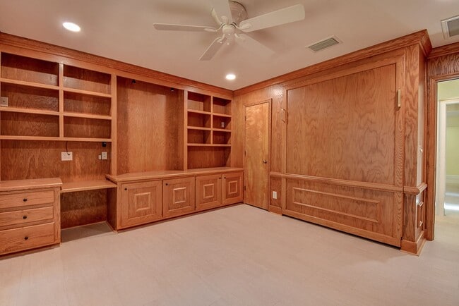 Building Photo - Luxurious 4 bedroom, 3 bath pool home.