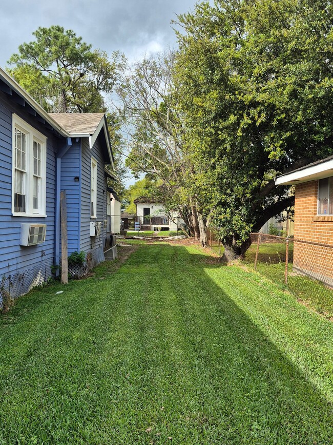 Building Photo - 2737 Wisteria St