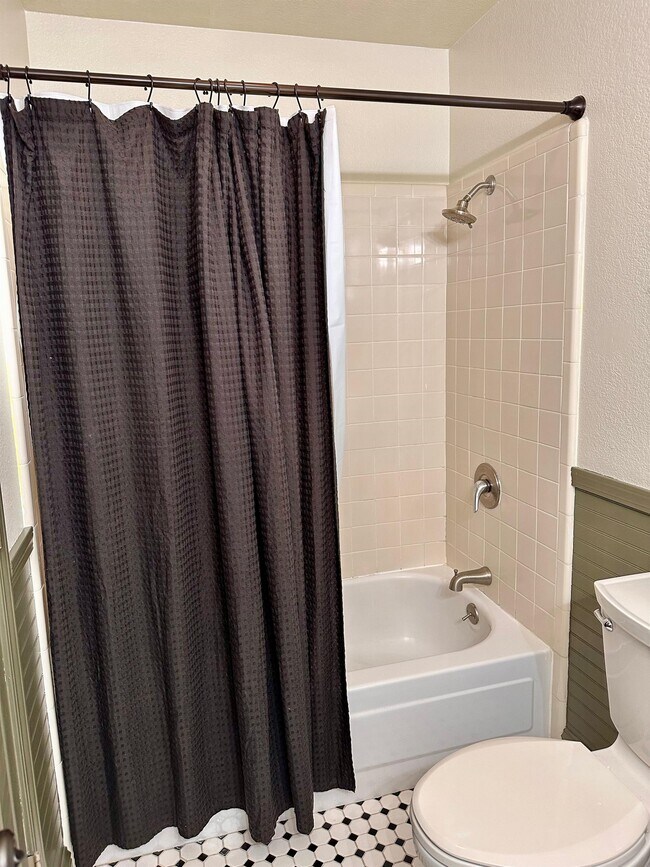 Building Photo - 148 Castlemont Dr