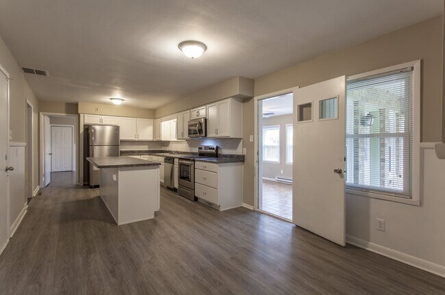 Building Photo - Gorgeous 3 Bedroom Home located near the new HYVEE!