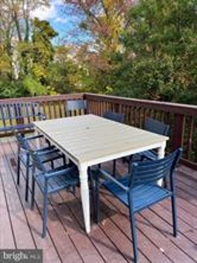 Building Photo - BEAUTIFUL END UNIT TH NEAR DOWNTOWN ROCKVILLE