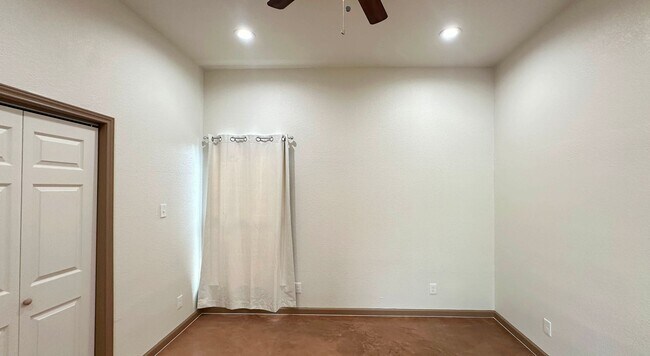 Building Photo - Gorgeous 1/1 Home Available for Immediate Move In!