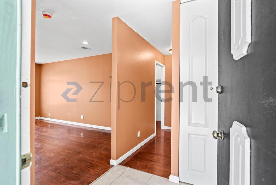 Building Photo - Unit