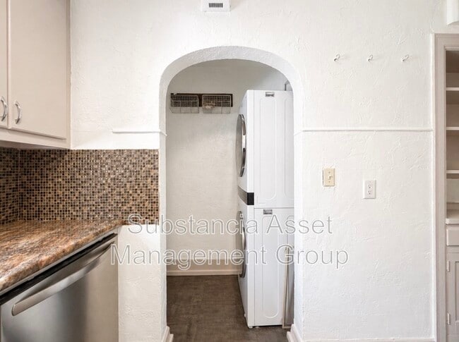 Building Photo - 939 East Dr