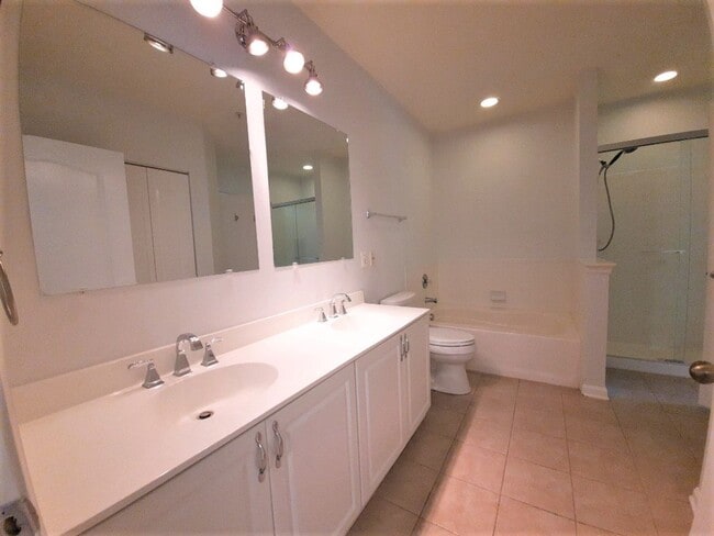 Building Photo - 1BR Condo in Upscale Highview. Enjoy Resor...