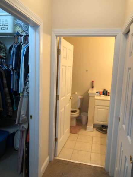 Building Photo - 1025g Algonquin Dr