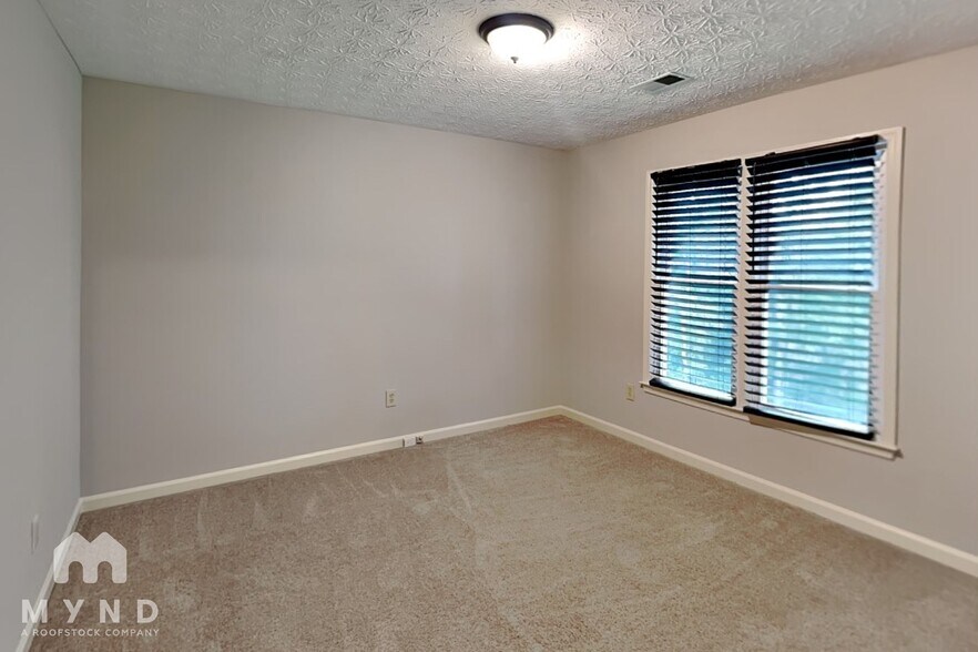 Building Photo - 4915 Willow Ln