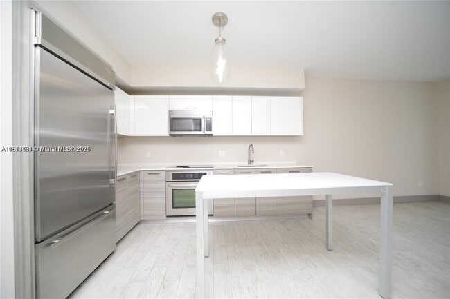 Primary Photo - 1300 Brickell Bay Dr