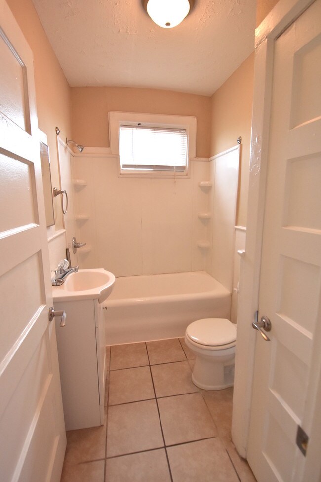 Building Photo - BEAUTIFUL 2 BED/1 BATH APARTMENT IN GHENT!